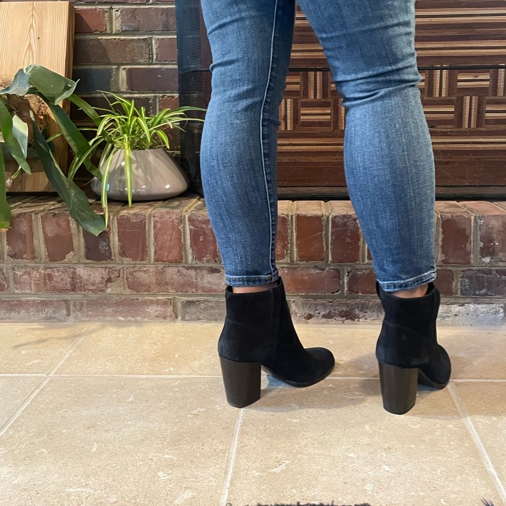 Like new Frye Myra Boots/Booties. Black Suede. Size 7 - Picture 4 of 12